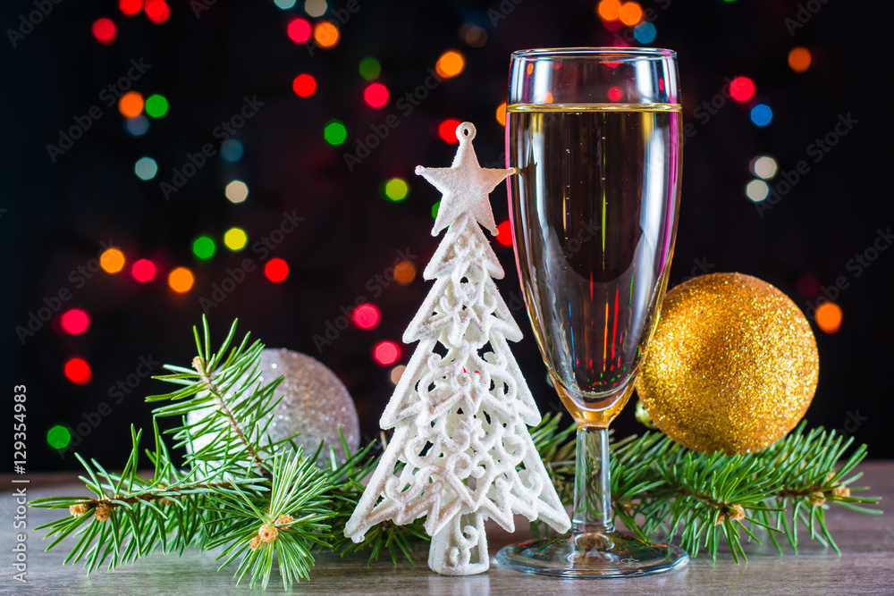 Новогодний натюрморт - бокал шампанского, елочные украшения и еловые ...