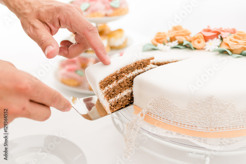 gemeinsamer Anschnitt der Hochzeitstorte von Braut und Bräutigam bei einer Hochzeit