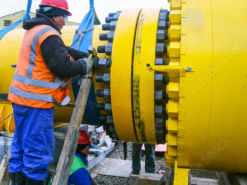 Work tighten the nuts on the flange photo