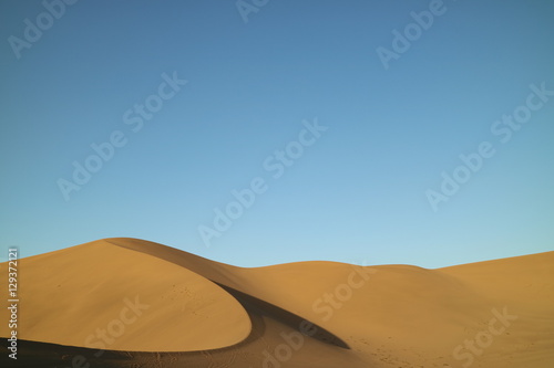 Deserto com grande duna de areia e c  u azul