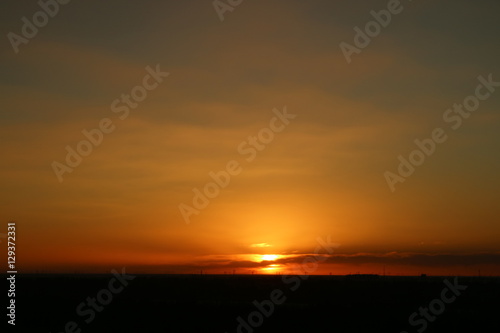 pôr do sol incrível céu completamente colorido com tons de laranja.