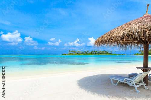 beach with Maldives © Pakhnyushchyy