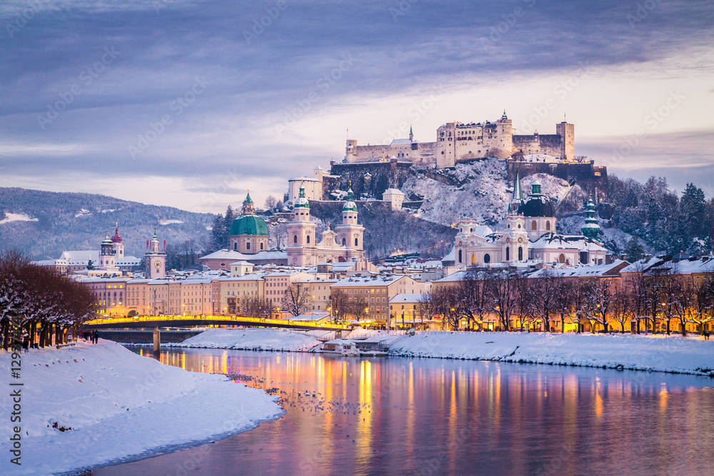 Naklejka premium Klasyczny widok Salzburga w okresie Bożego Narodzenia w zimie, Austria