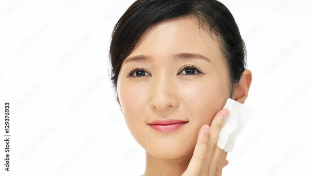 スキンケアをする女性