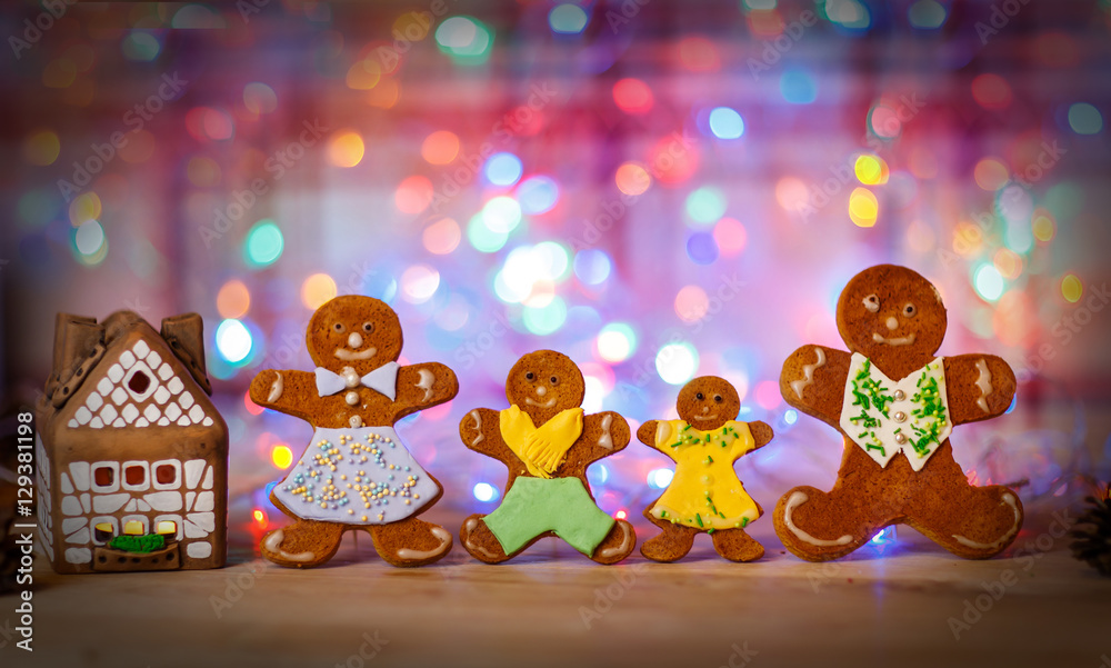 Obraz premium Christmas gingerbread house and gingerbread men on a festive background 