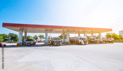 Valokuva gas station with oil tank trucks at sunrise