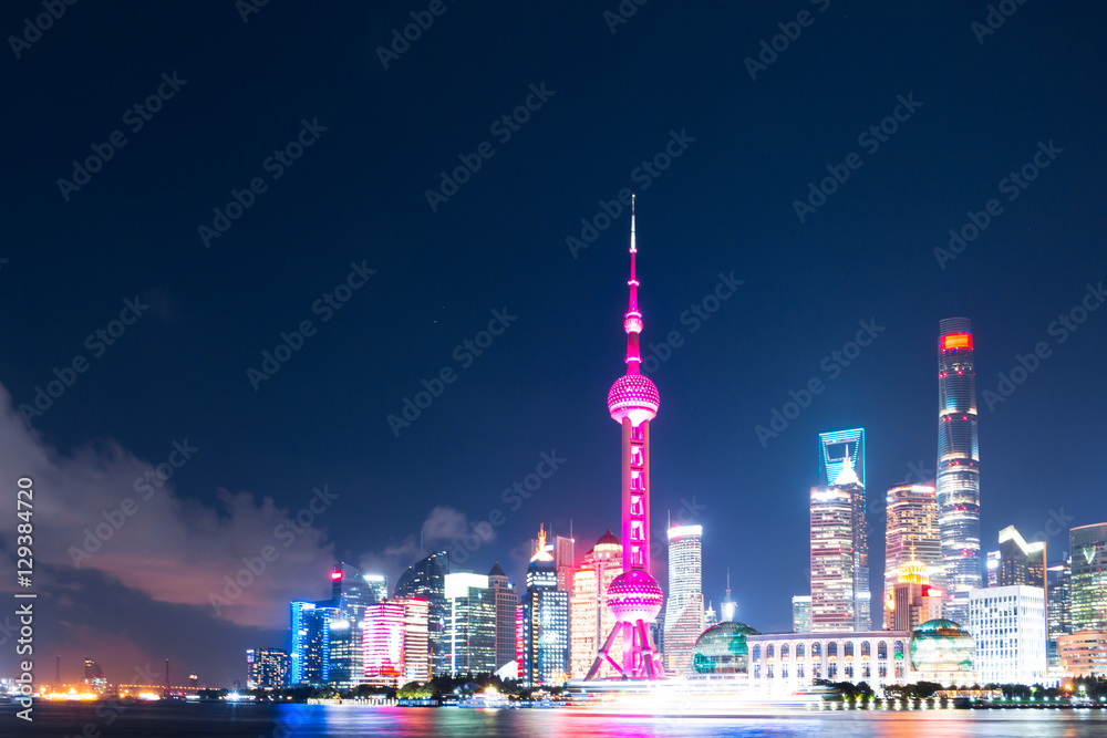 Naklejka premium modern office buildings near illuminated orient pearl tower by r