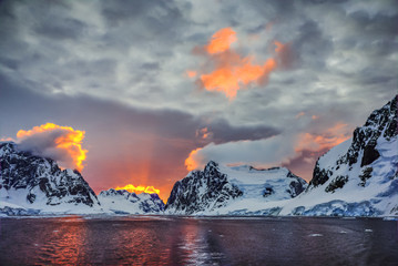 Poster Antarctica Lemaire kanaal tussen besneeuwde bergen  © Tom