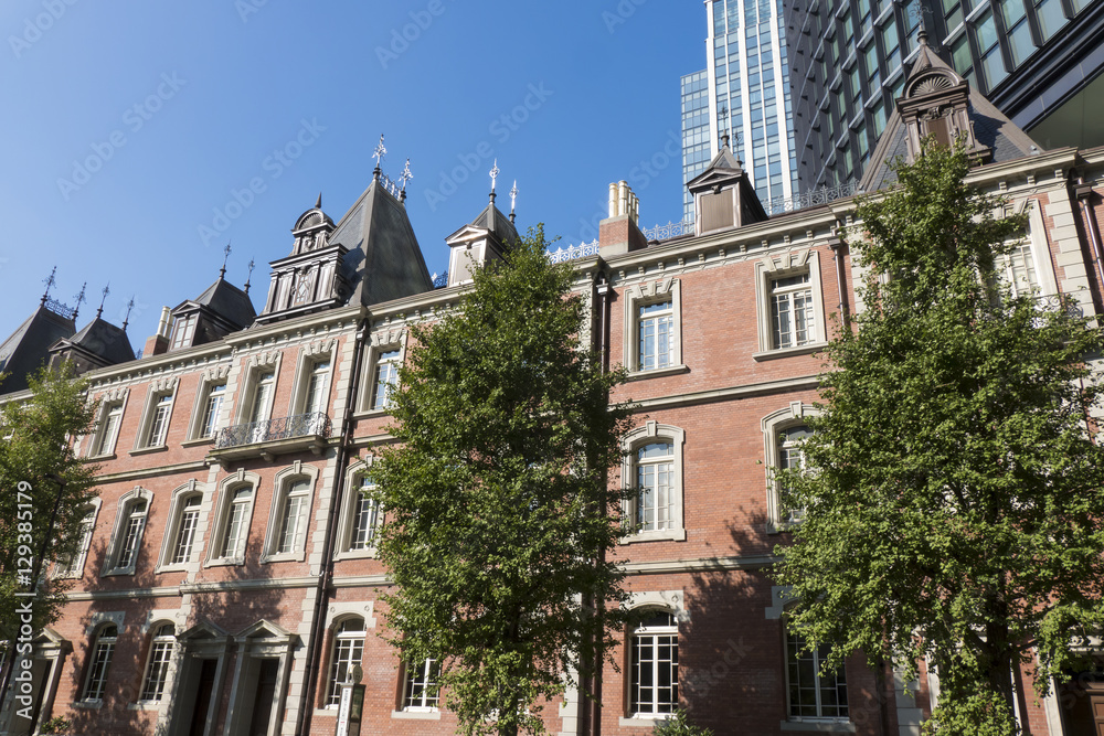 東京都市風景　丸の内の街並と　歴史ある洋館　三菱一号館