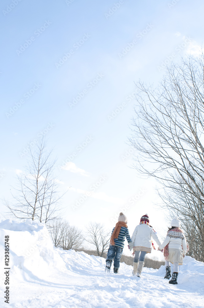 Fototapeta premium 雪道を歩く子供たちの後姿