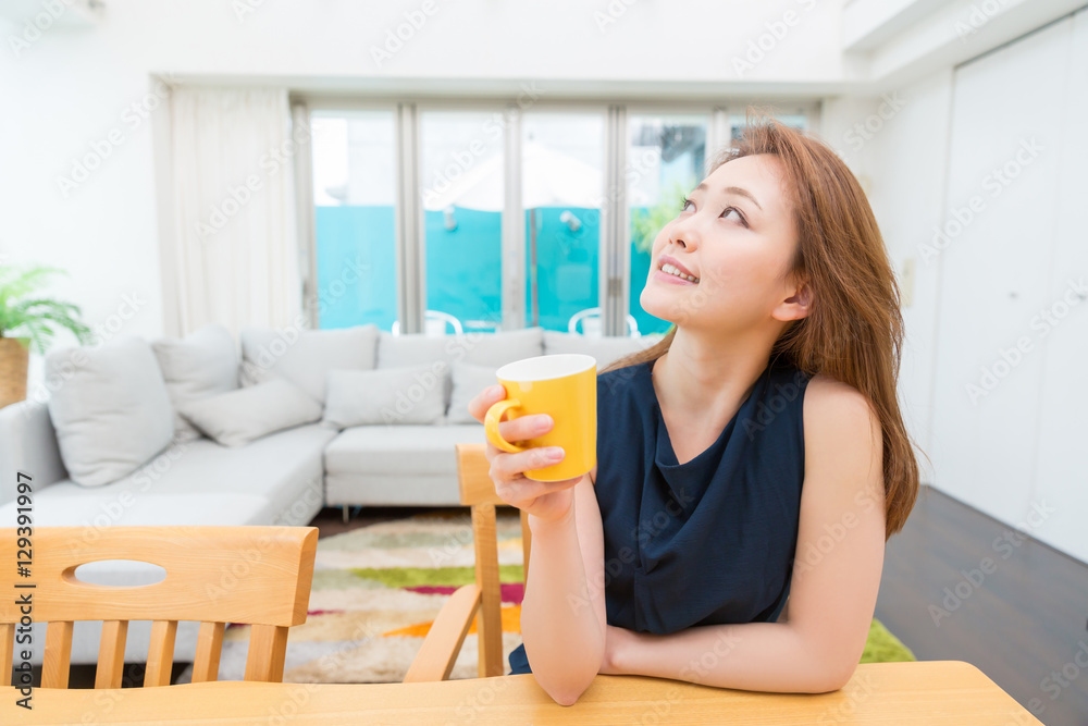 飲み物を飲む女性 飲み物を飲む女性