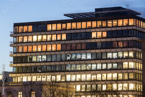 Bürohaus in Abenddämmerung