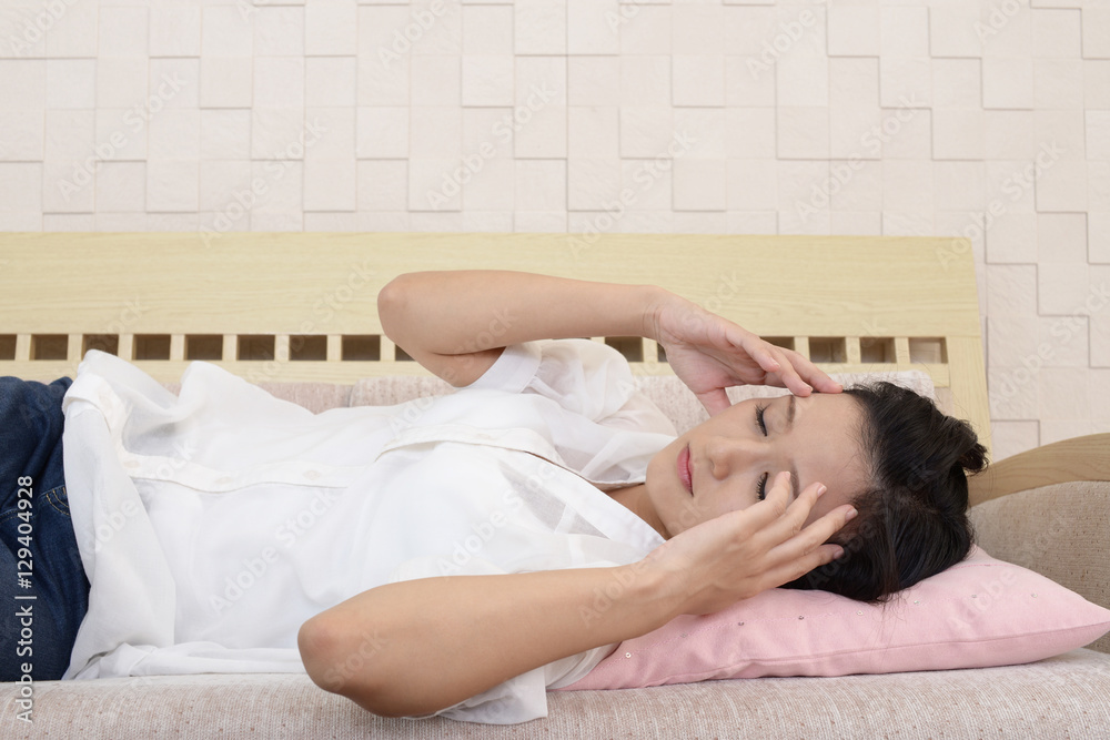 頭痛を訴える女性 頭痛を訴える女性