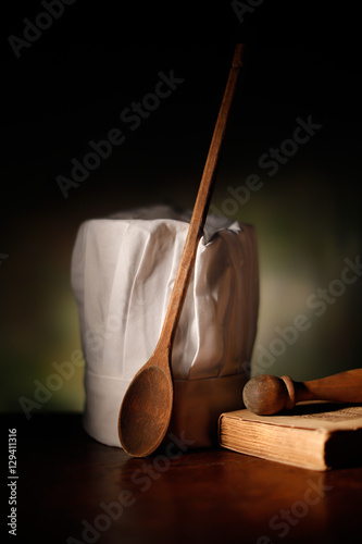 cappello da cuoco con cucchiaio in legno