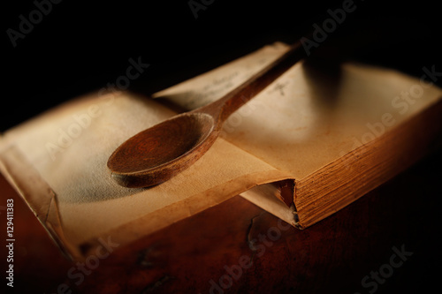 cucchiaio in legno con ricettario