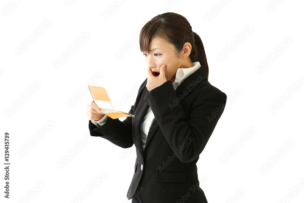 通帳を見てショックを受ける女性【切り抜きパス付き】