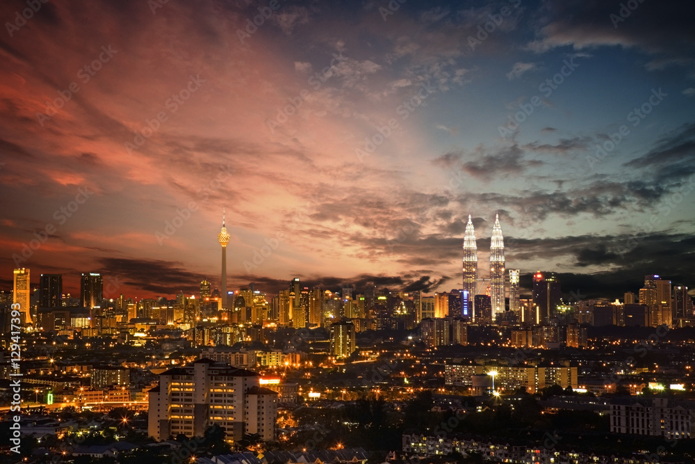 Obraz premium Kuala Lumpur, Malaysia city skyline during blue and red hour sun