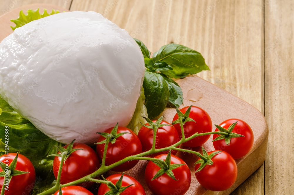 Mozzarella di bufala e verdure Mozzarella di bufala e verdure