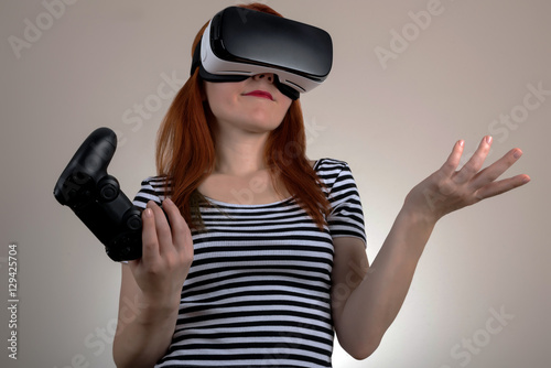 Slika na platnu Women have to experience the virtual reality of the game