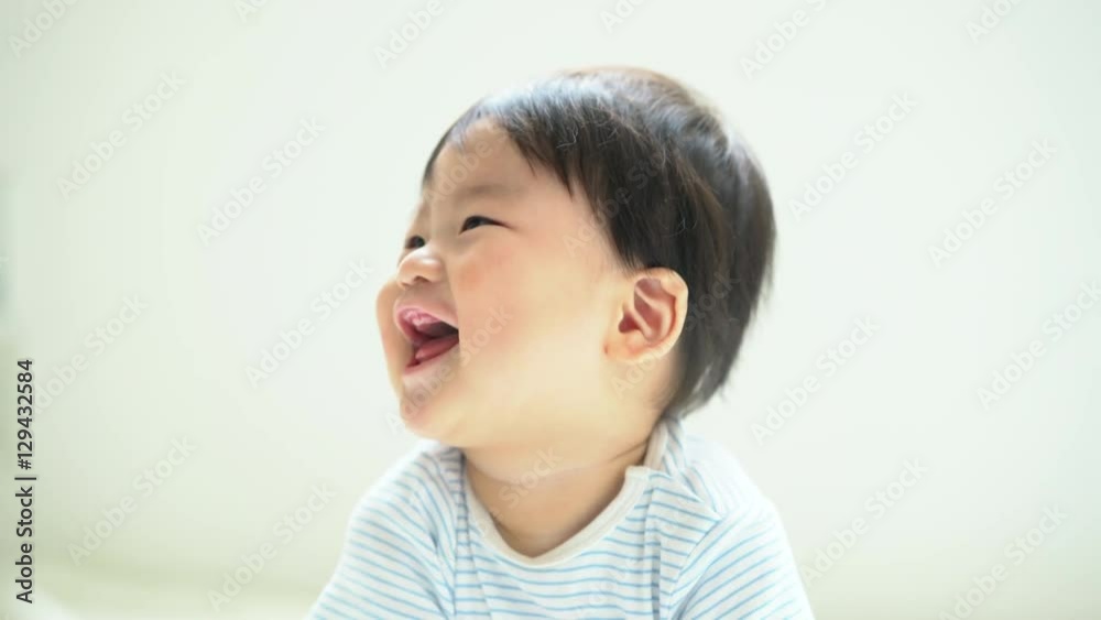 笑う赤ちゃん