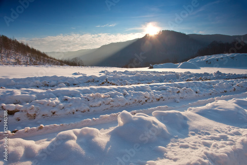 Zachód słońca zimą w górach w mieście górskim Muszyna © rogozinski