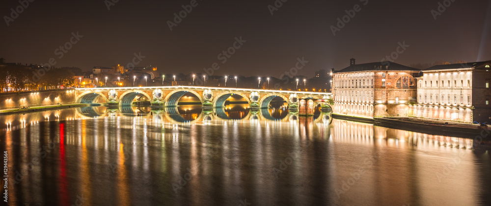 La Garonne, le Pont Neuf et l'Hôtel Dieu, la nuit à Toulouse en Haute-Garonne, Midi-Pyrénées, Occitanie en France