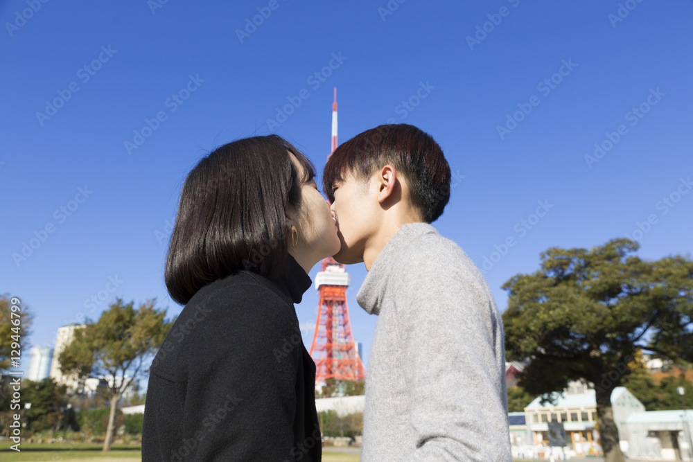 カップル 恋人 男女 キス 口づけ 告白 外 公園 快晴 青空 Stock 写真 Adobe Stock