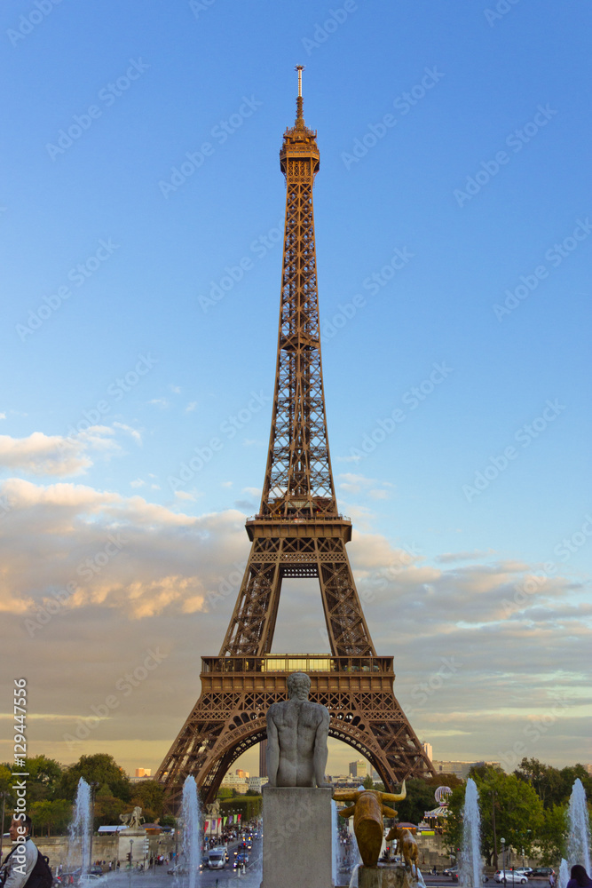 Fototapeta premium Sculpture in front of the Eiffel Tower