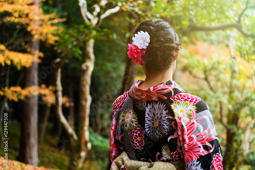 Φωτογραφία Japanese kimono girl enjoy autumn color at sunset