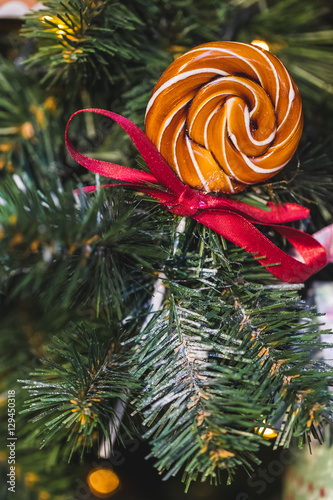 Unusual ideas for decorating Christmas tree with sweets