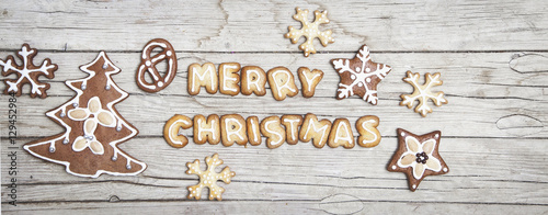 Weihnachtlicher grauer Holz Hintergrund mit Lebkuchen und Merry Christmas
