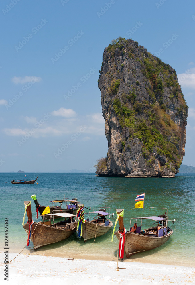 Obraz premium Tropical boats and rock