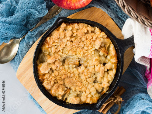 Bild auf Leinwand Home made apple crumble in cast iron skillet