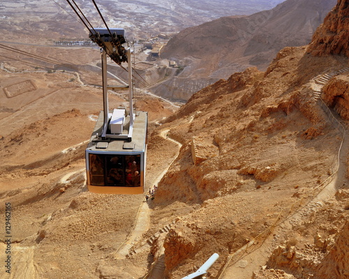 Seilbahn zum Hochplateau mit der Festung Masada photo