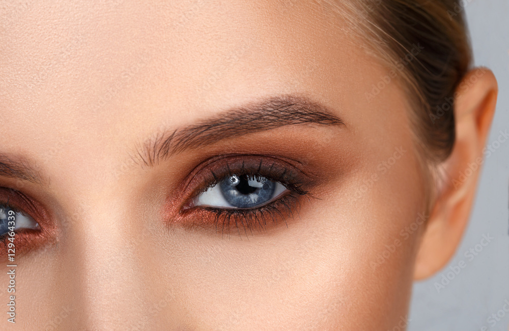 Obraz premium Close-up shot of female eye make-up in smoky eyes style