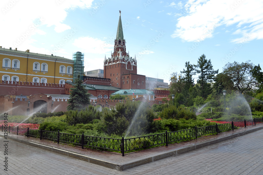 Obraz premium The Alexander Garden at walls of the Moscow Kremlin in the summe