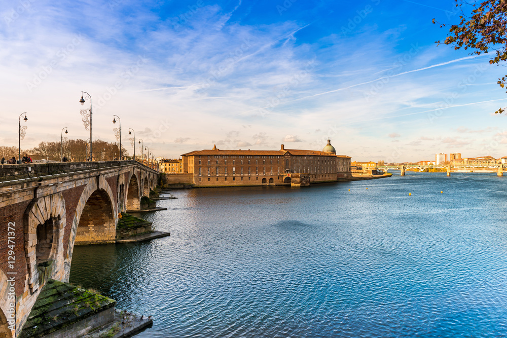 Pont Neuf et l'Hôtel Dieu sur la Garonne à Toulouse en Occitanie, France