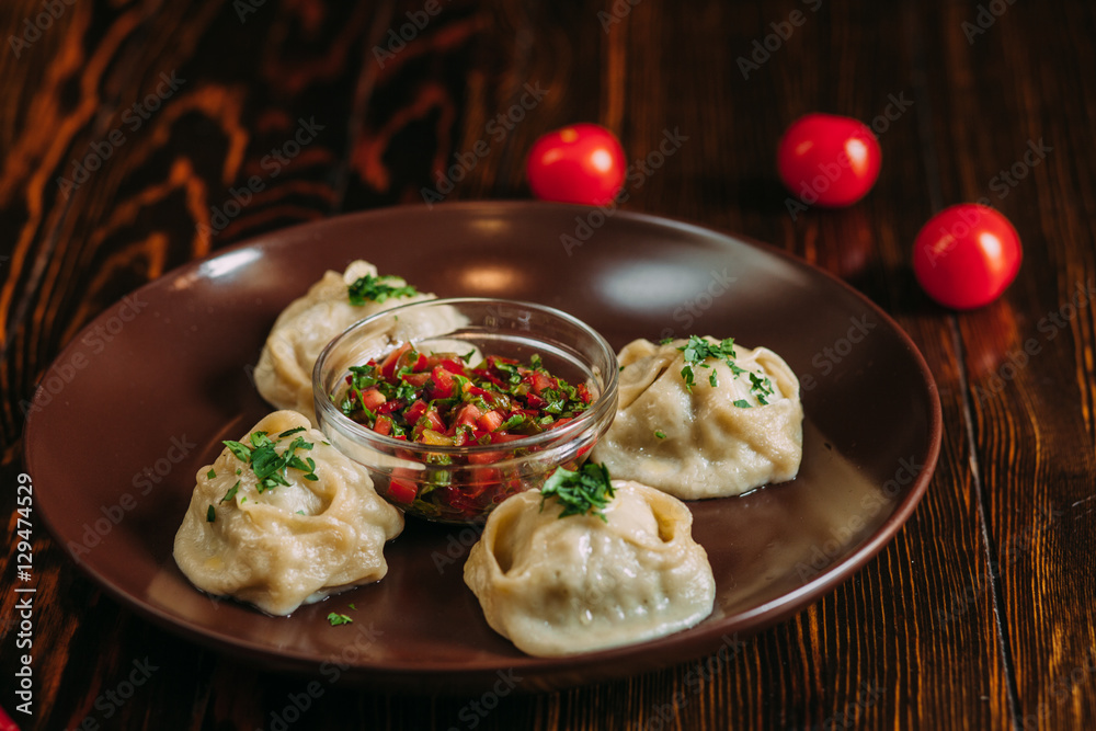 Блюдо еды на деревянном фоне (a meat dish on a wooden background)