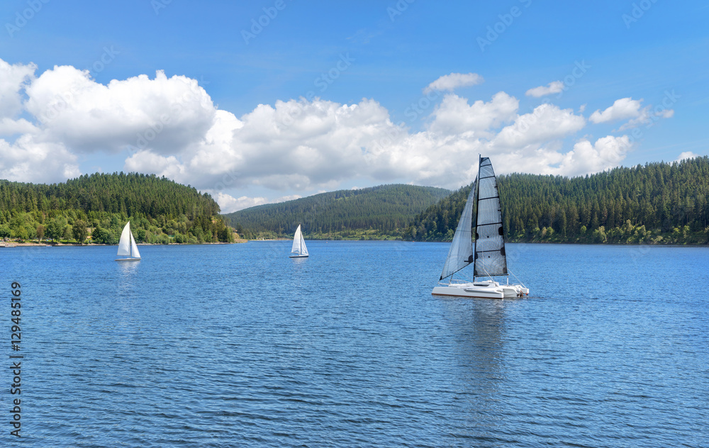 Naklejka premium See mit Segelbooten - Schluchsee im Schwarzwald, Deutschland