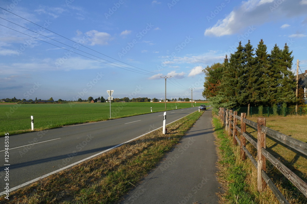 Straße mit Radweg in Deutschland