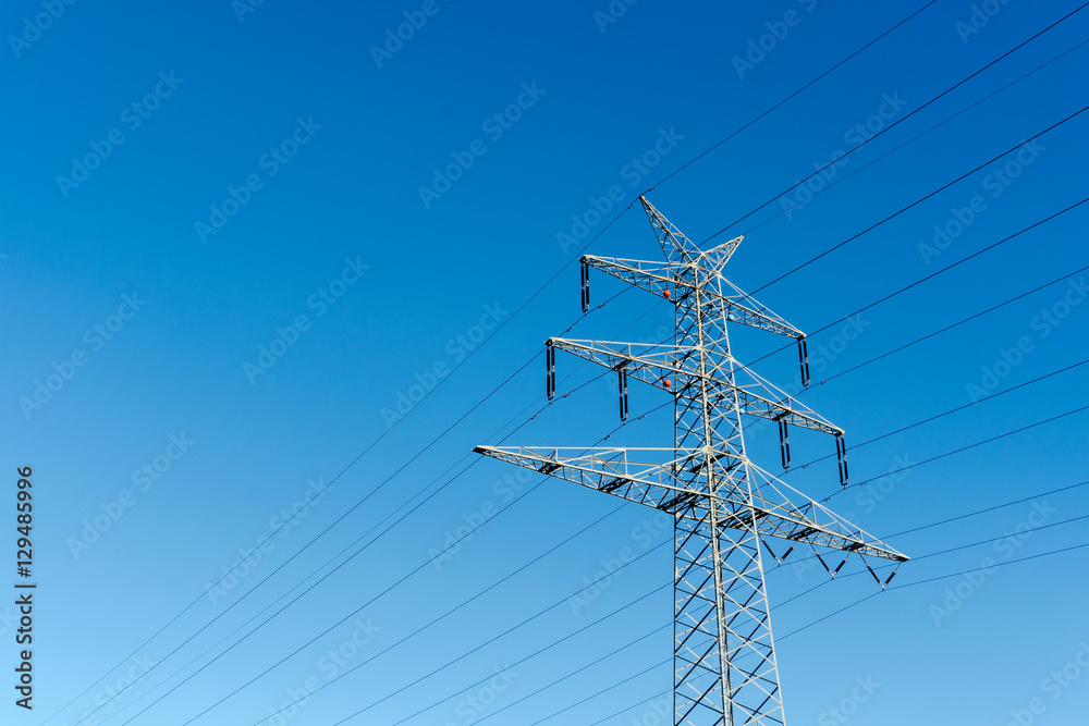 Hochspannungsmast mit blauem Himmel Hochspannungsmast mit blauem Himmel