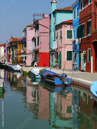 Fotografie Farbenfrohe Häuserzeile auf der Insel Burano, Venedig