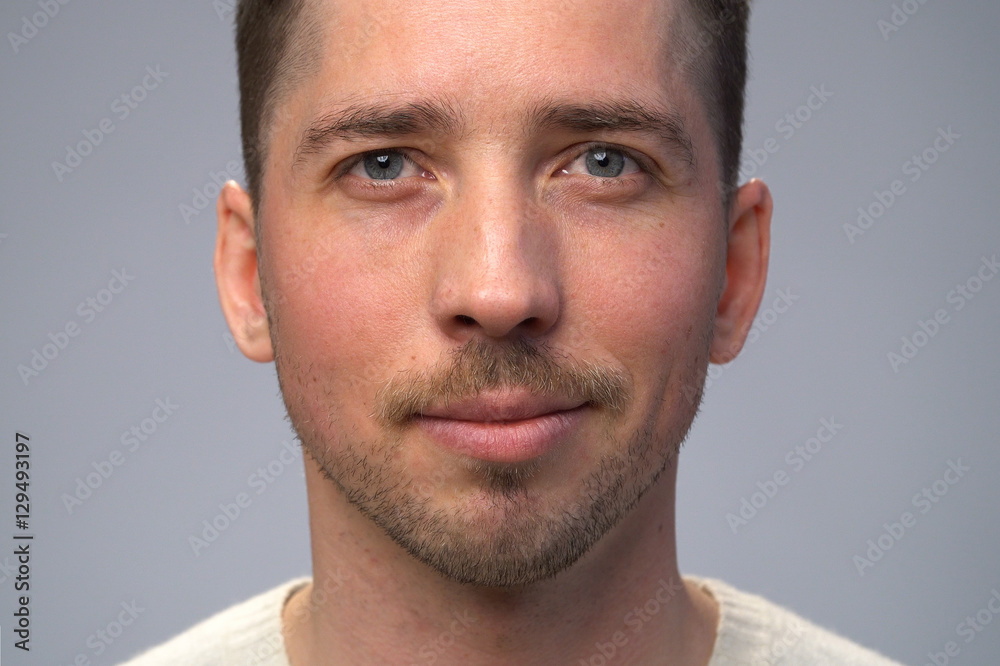 Obraz premium Close up smiling man's face, gray background