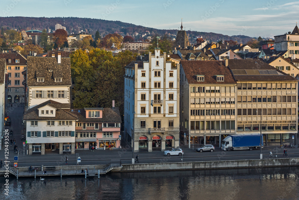 Obraz premium ZURICH, SWITZERLAND - 28 OCTOBER 2015 : Panorama of city of Zurich and Limmat River, Switzerland