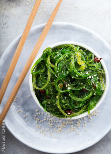 Spicy wakame salad