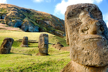 Papier peint photo Île Statues Moai de l'île de Pâques  © jkraft5