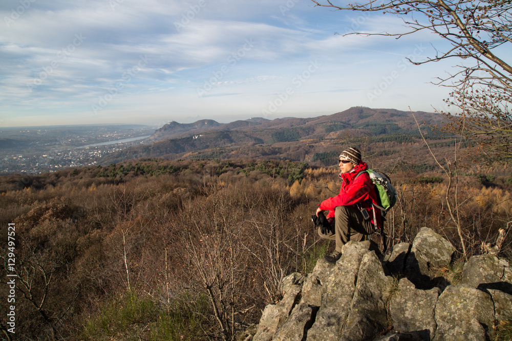 Junger Wanderer, Mann, Leyberg Gipfel, Westerwald, Südblick, Herbst; Young hiker, man, mountain peak, South view, autumn germany 