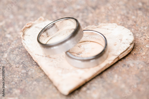 Eheringe mit Gravur auf Holzherz bei einer Hochzeit