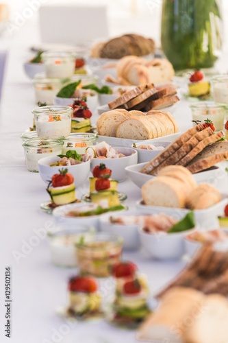 Buffet mit Vorspeisen von Catering bei einer Hochzeit