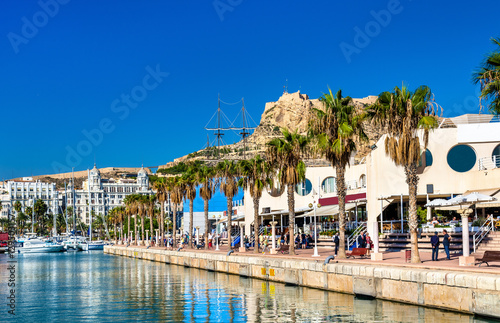 Fototapeta Naklejka Na Ścianę i Meble -  Promenade in the Marina of Alicante, Spain